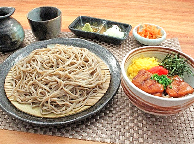 蕎麦とミニ鶏のキジ焼き丼