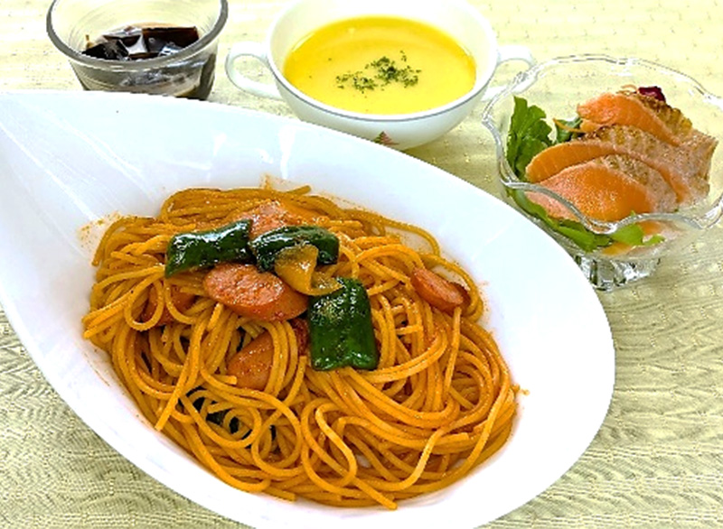 昔ながらのナポリタンとヤシオマスのカルパッチョ