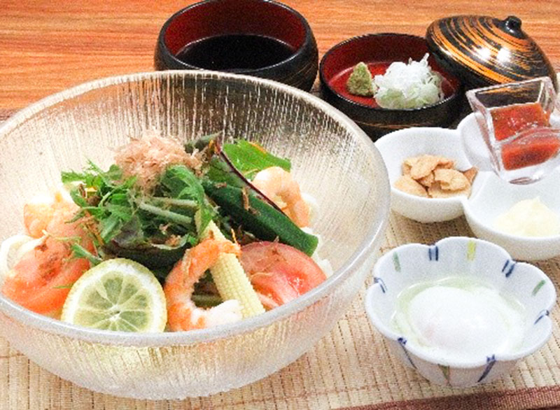 夏野菜の色彩サラダうどん