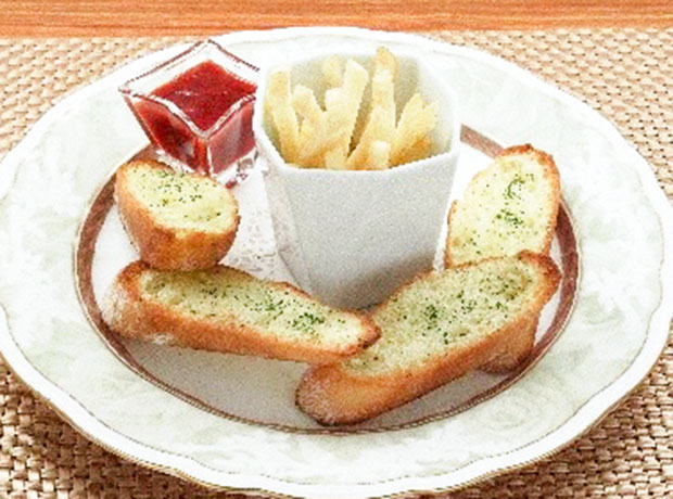 ガーリックトースト		とポテトフライ