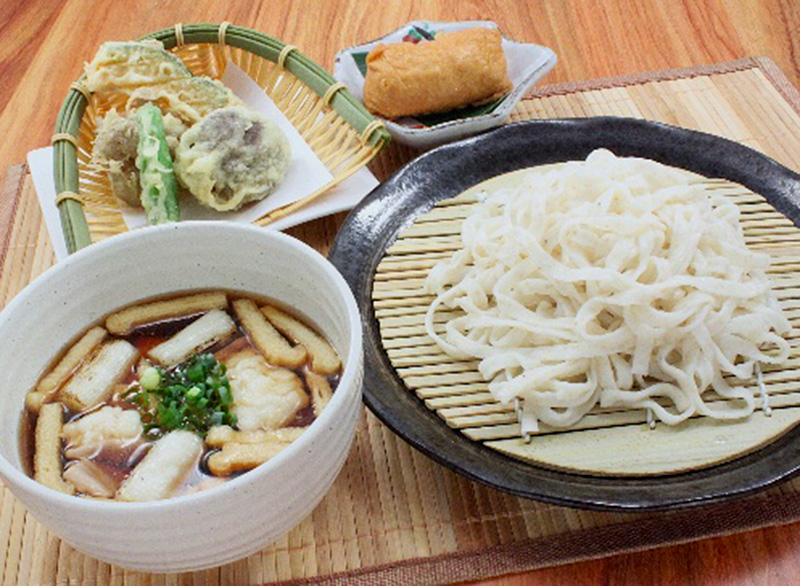 とちぎのしいたけと旬野菜の天ぷら けしの実うどん(牛もつ汁)(宮の森カントリー倶楽部のレストラン)